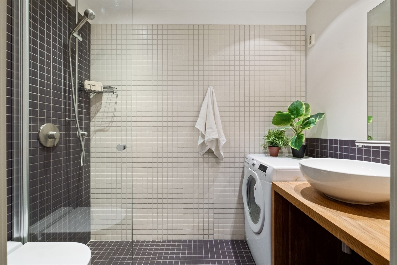 Flislagt baderom fra 2005 med varme i gulv og downlights i himling. Galleribilde