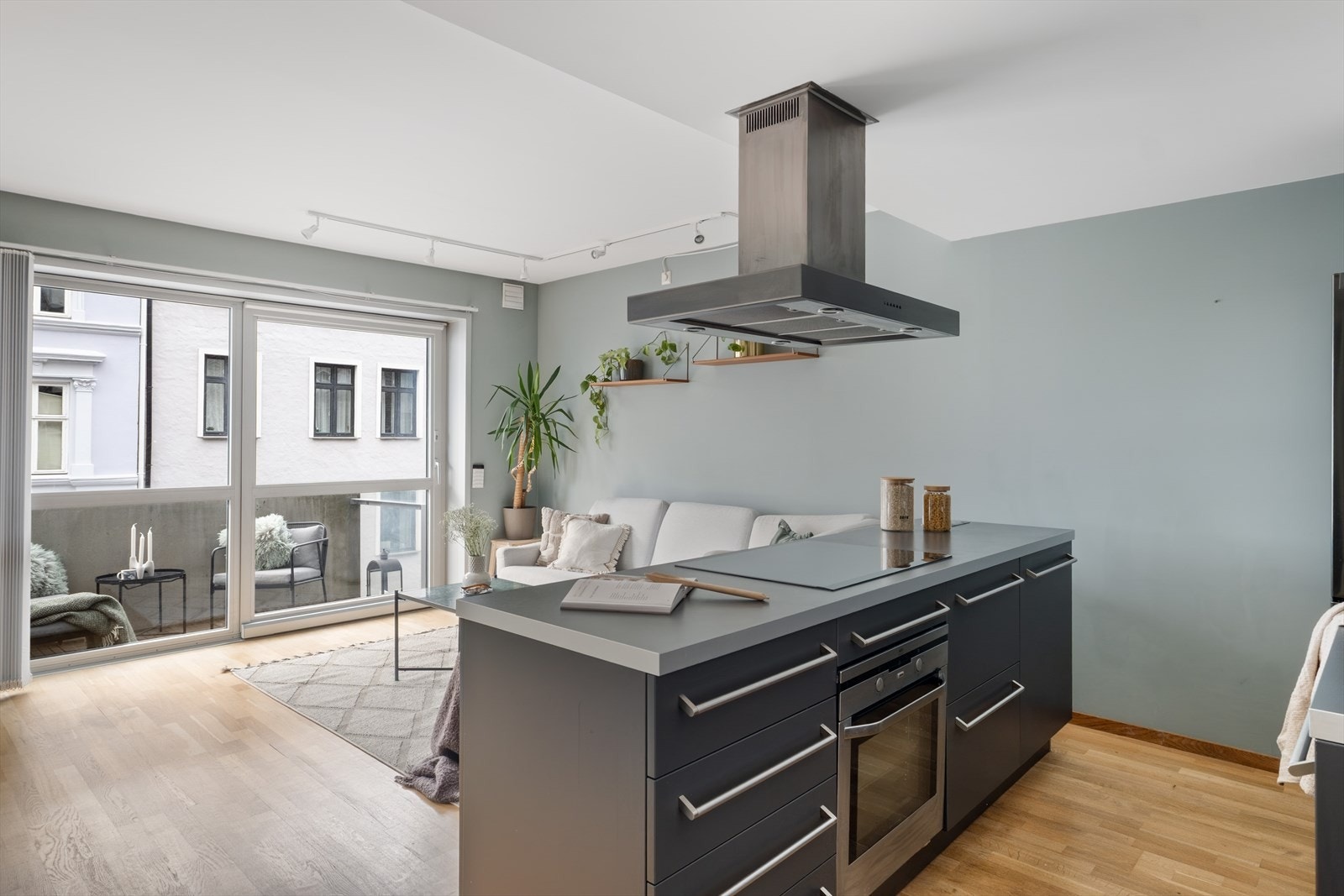 Leiligheten er fra 2005 og holder god standard! Waldemars Hage er et populært sameie, midt mellom St. Hanshaugen og Grünerløkka med umiddelbar nærhet til Akerselva. Galleribilde