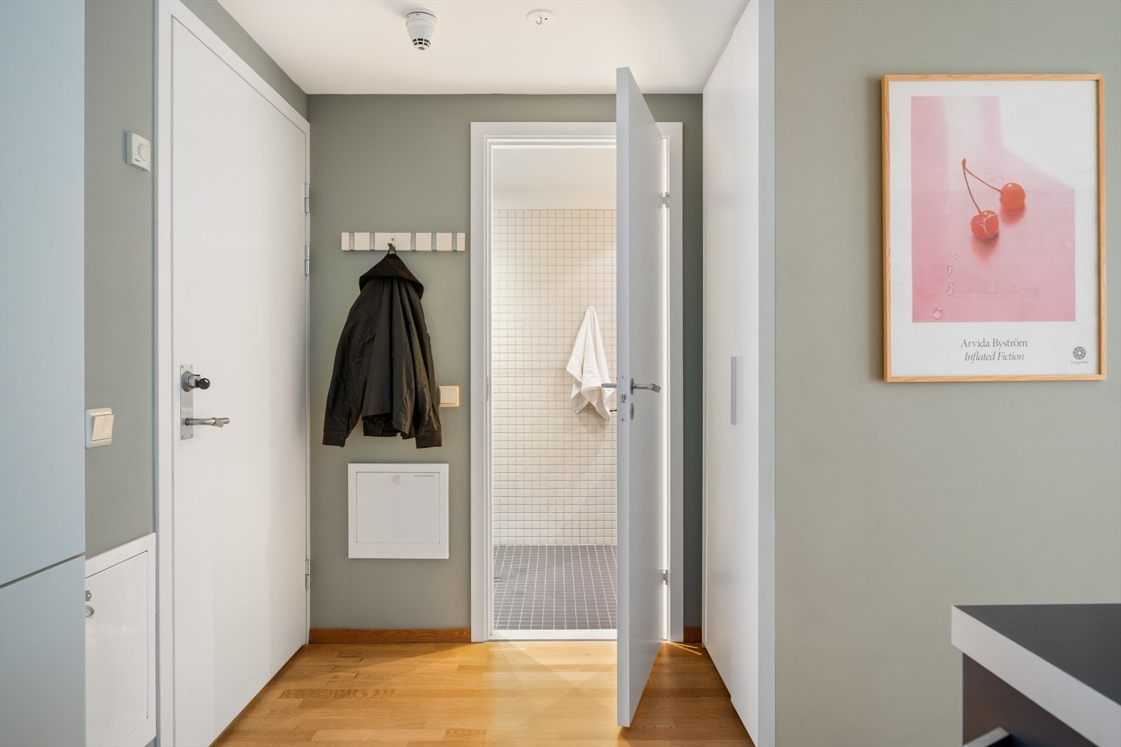 Velkommen inn! En lys og innbydende entré som gir et godt førsteinntrykk av leiligheten. Plass til sko og yttertøy. Galleribilde