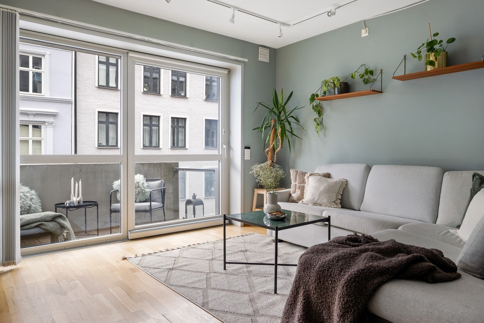 Nordvik v/Moestue har gleden av å presentere en lys og hyggelig 2R selveier med vestvendt balkong. Svært attraktiv beliggenhet i Waldemars Hage på Kiellands plass med nærhet til idylliske Akerselva. Husk visningspåmeldig! Foto: Rullende Fotograf AS. Galleribilde