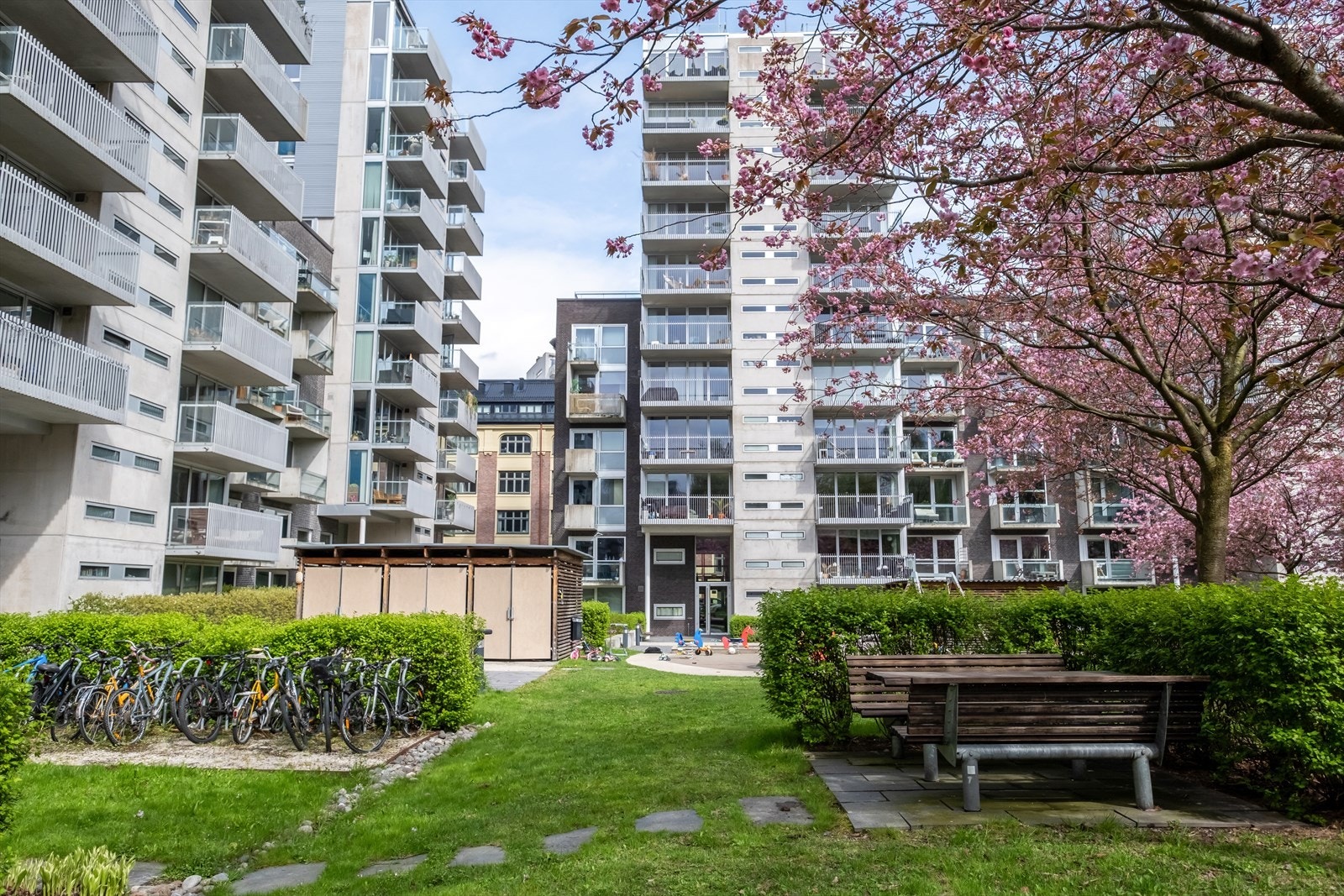 Her er det herlig hage og sittegrupper. Galleribilde