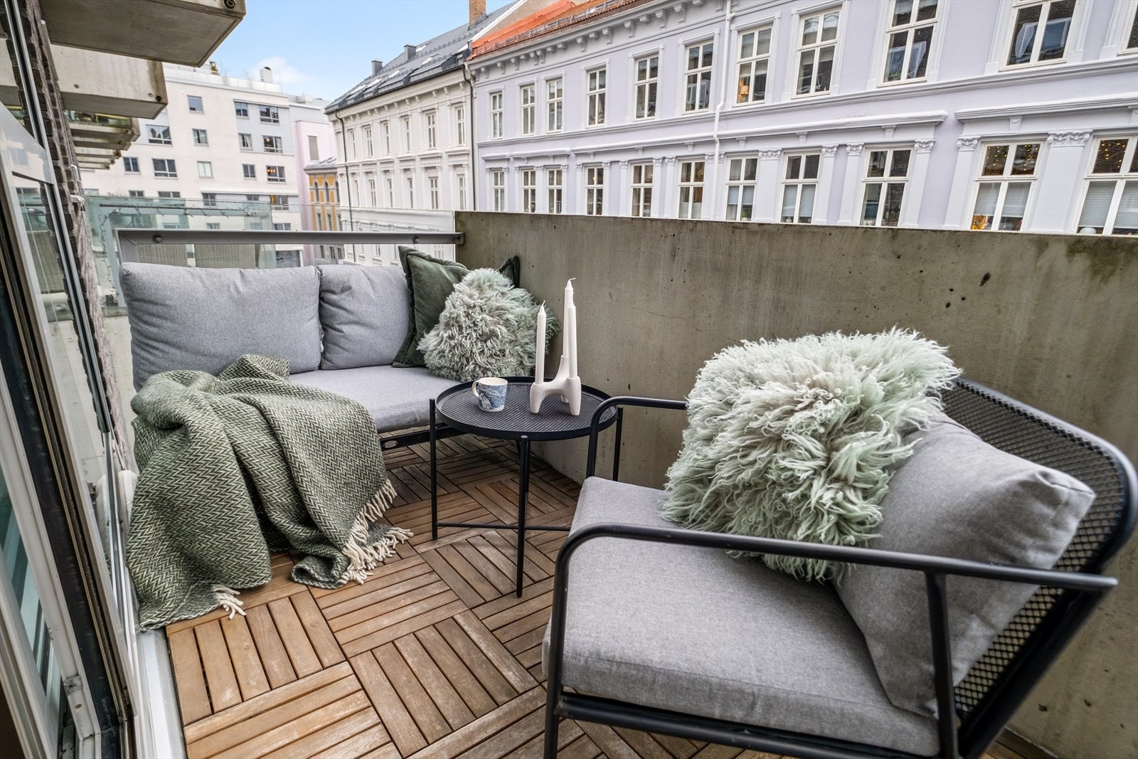 Sentral 2-roms selveierleilighet med store vindusflater som sikrer gode lysforhold. Galleribilde