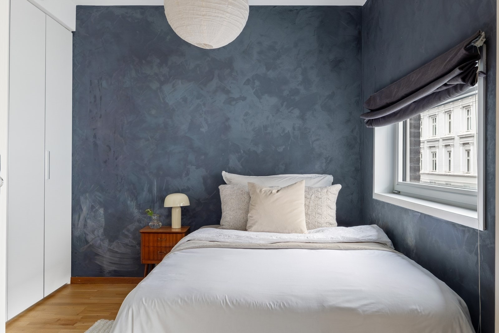 Romslig soverom med plass til dobbeltseng med tilhørende nattbord. Galleribilde