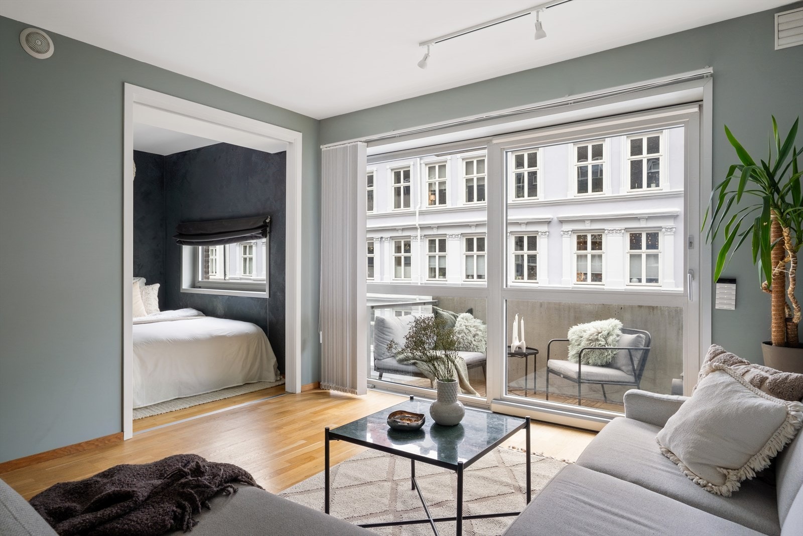 Store vindusflater som gir rikelig med luft og lys. Galleribilde