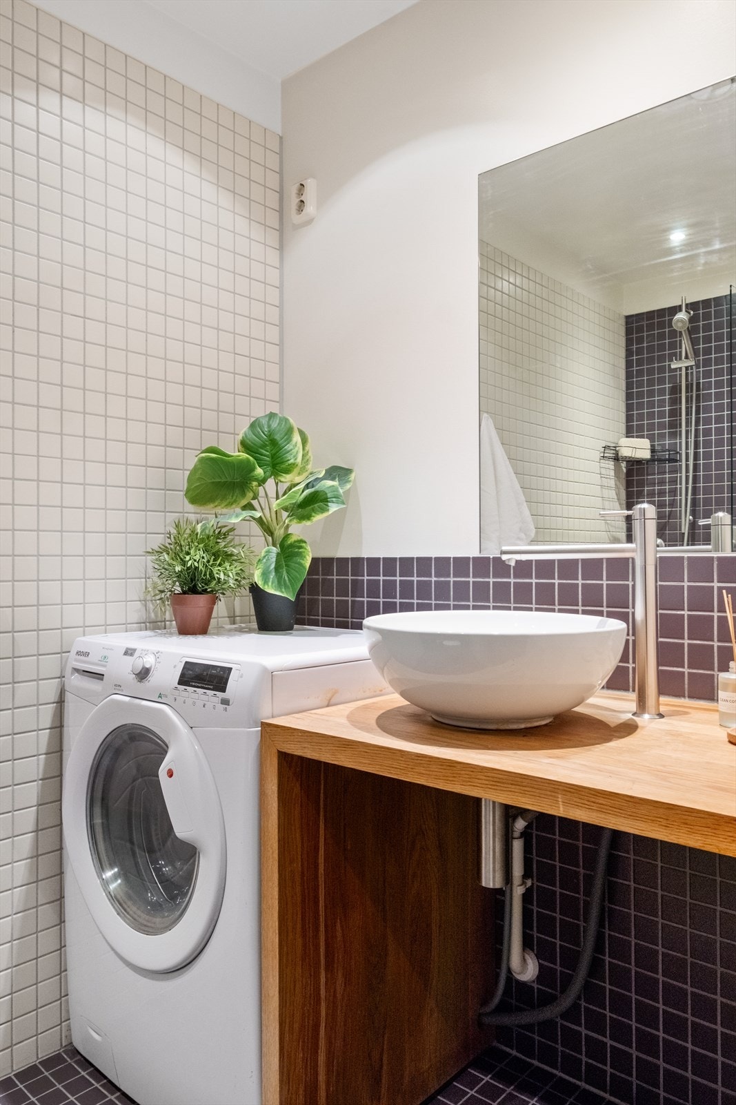 Baderommet er innredet med vegghengt klosett, baderomsinnredning med servant og speil, samt dusjvegger. Galleribilde