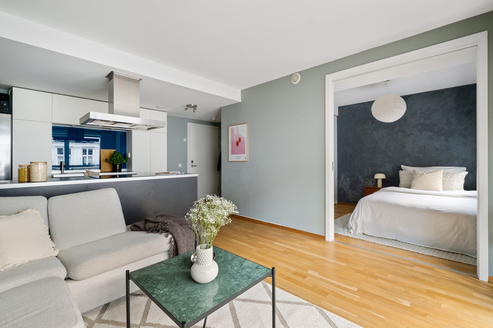 I stuen er det plass til sofaseksjon med tilhørende møblement og spisebord. Galleribilde