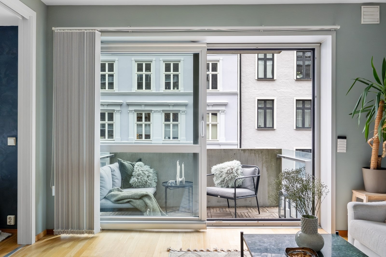 Utgang til vestvendt balkong. Store skyvedører sikrer at balkongen blir en forlengelse av stuen under sommermånedene. Galleribilde