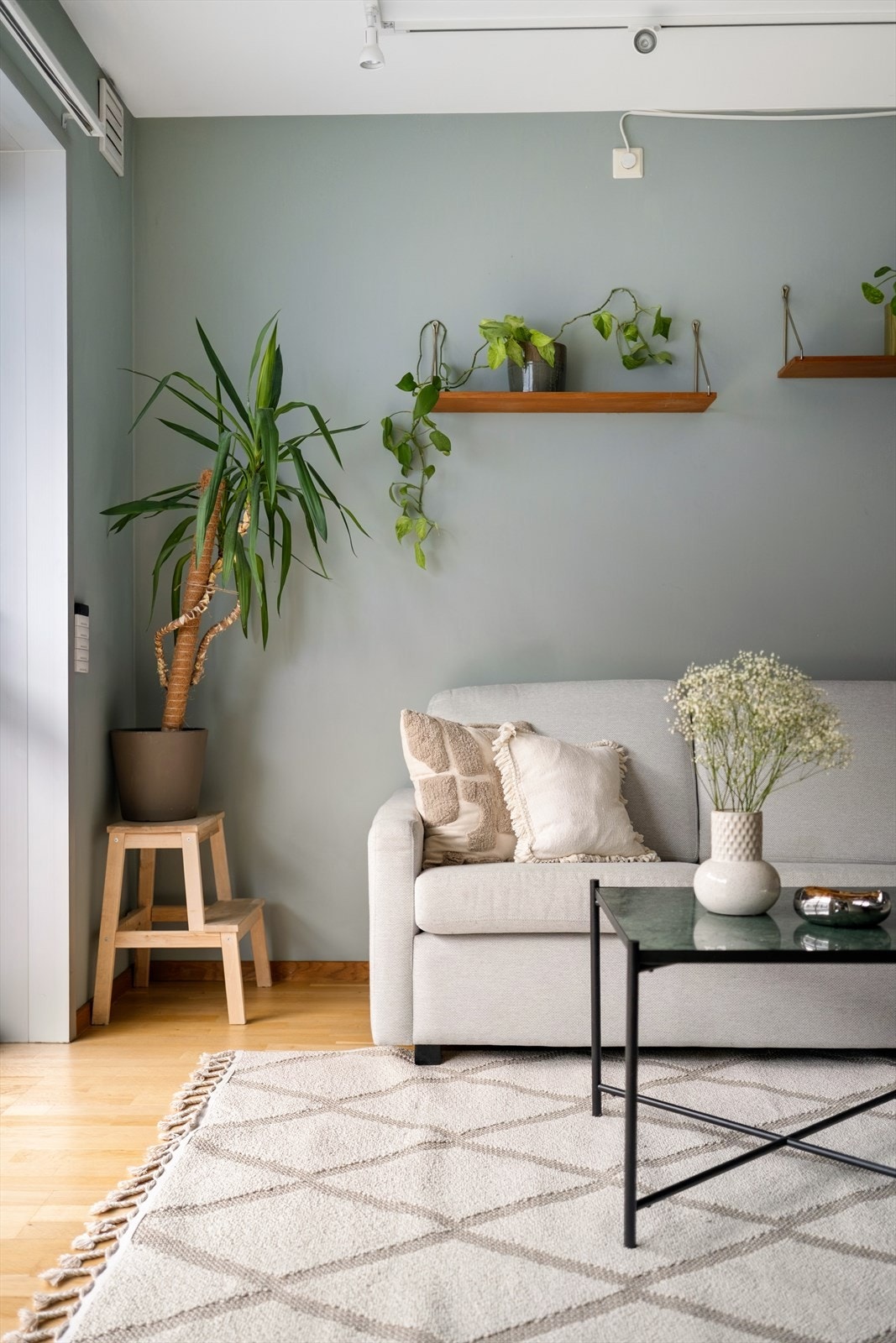 Leiligheten er malt i delikate og tidsriktige farger. Galleribilde