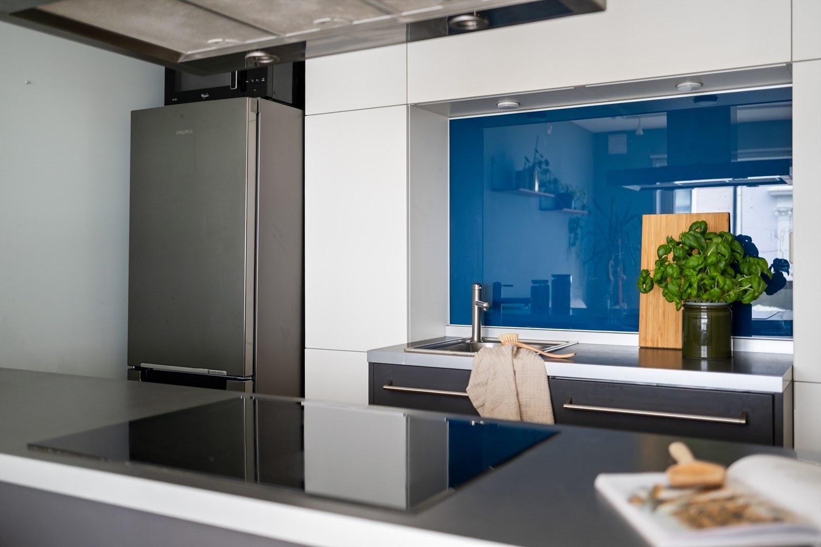 Kjøkkenet er fra Varenna Poliform, med kjøkkeninnredning med glatte fronter og laminatbenkeplate med nedfelt vaskekum. Galleribilde