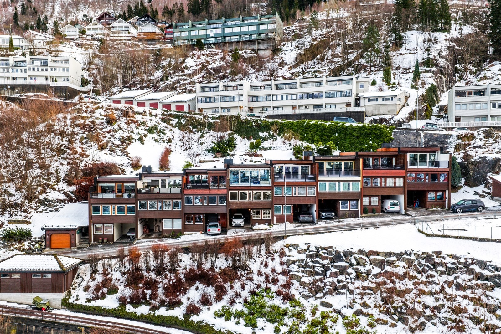 Eiendommen kan skilte med en med svært solrik og ettertraktet beliggenhet på nedre del av Ragde. Galleribilde