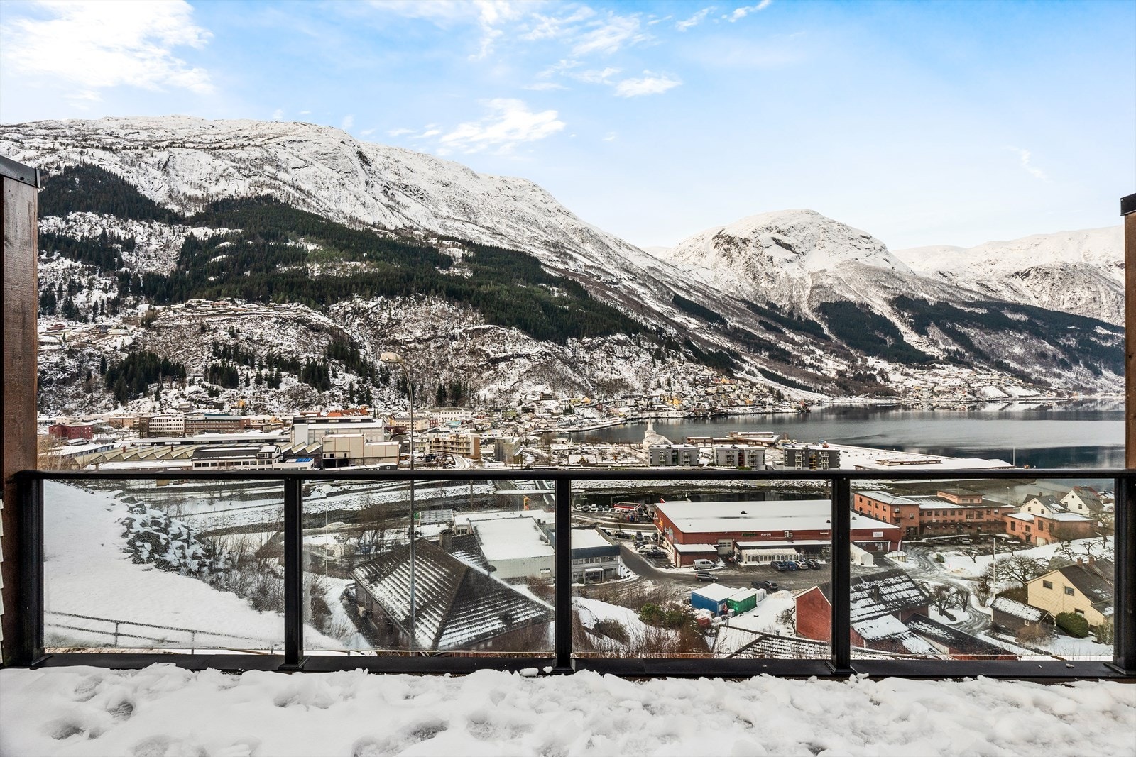 Upåklagelig beliggenhet for både store og små med utsikt over havnebassenget. Galleribilde