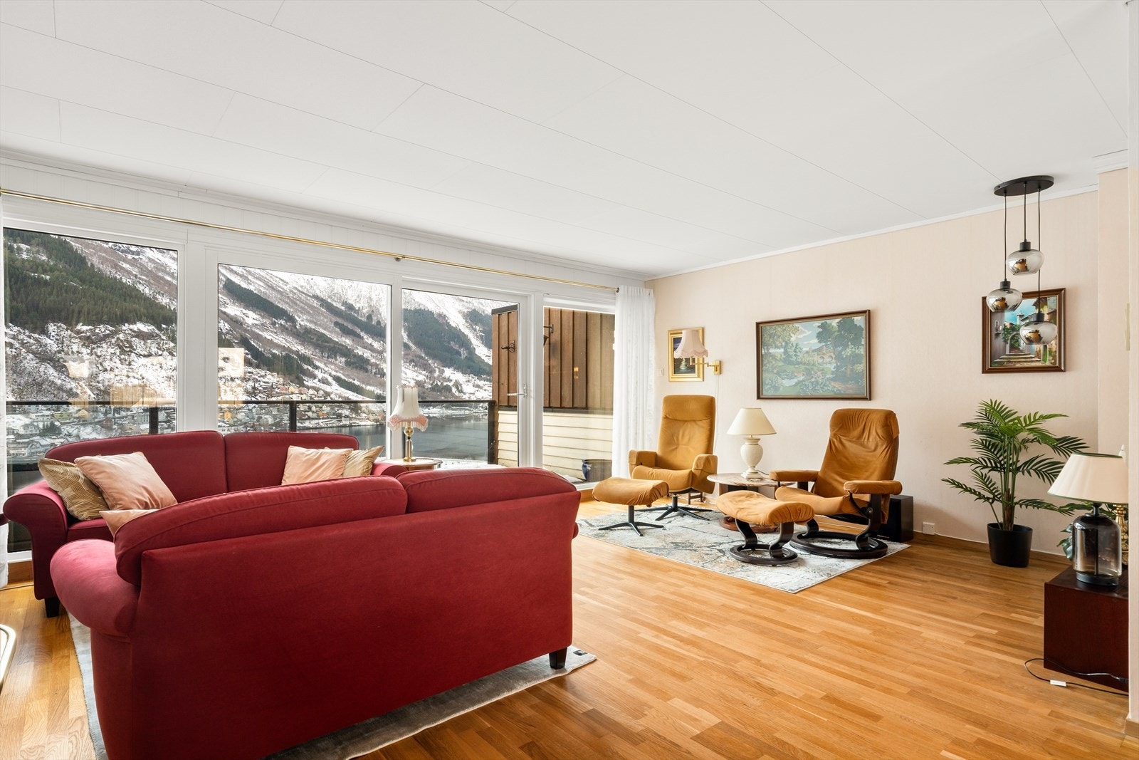 Boligen går over 3 plan. Galleribilde