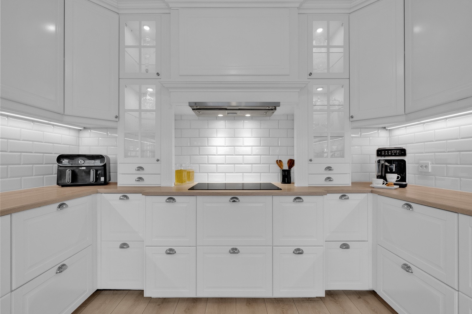 Kjøkkenet er utstyrt med integrerte hvitevarer bestående av oppvaskmaskin, mikrobølgeovn, to stekeovner og bred induksjonstopp. Galleribilde