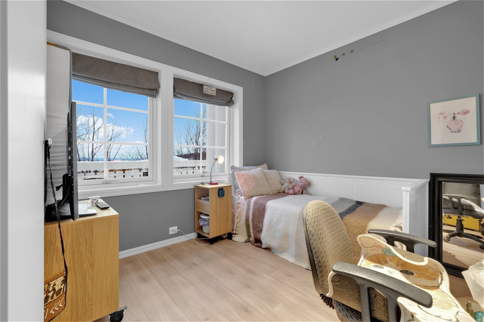 Romslig soverom med god plass til dobbeltseng, nattbord, kommode og øvrig ønsket møblering. Galleribilde