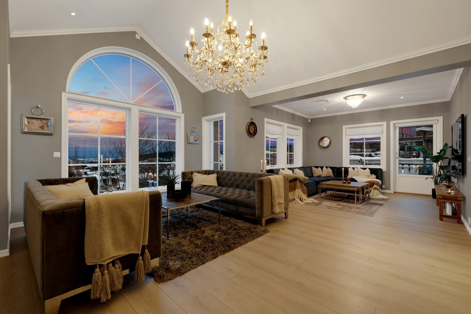 Stuen har en åpen planløsning, med spisestuedel i den ene enden og TV-stue i den andre. Galleribilde