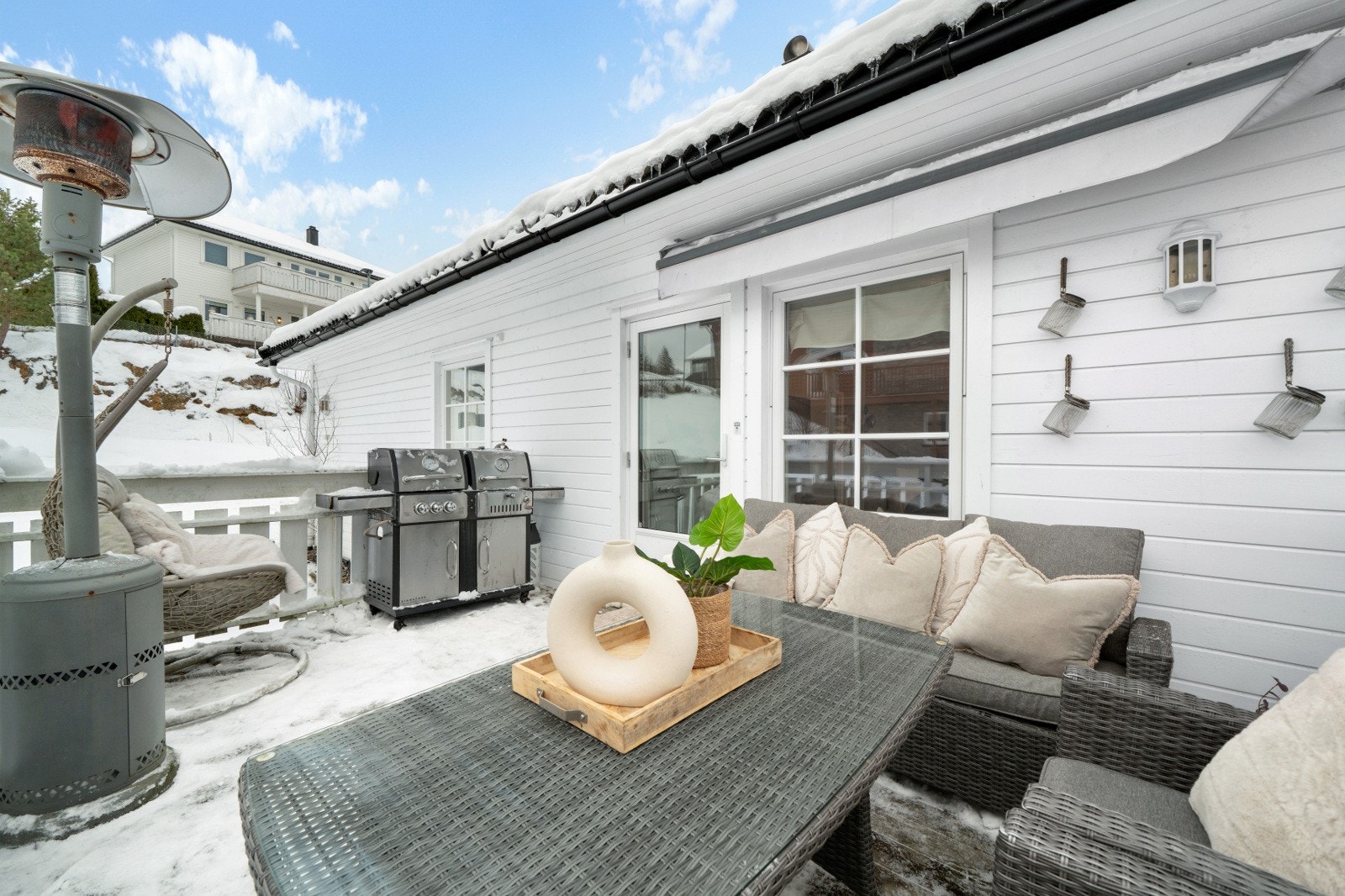 Balkongen gir flotte muligheter for utendørs avslapning og måltider, med gode solforhold og usjenert utsyn. Galleribilde