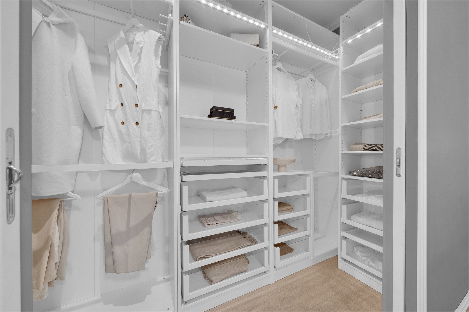 Rommet har en stor garderobeløsning i elegant sort utførelse, i tillegg til en praktisk walk-in-garderobe med flere skuffer og opphengsløsninger. Galleribilde