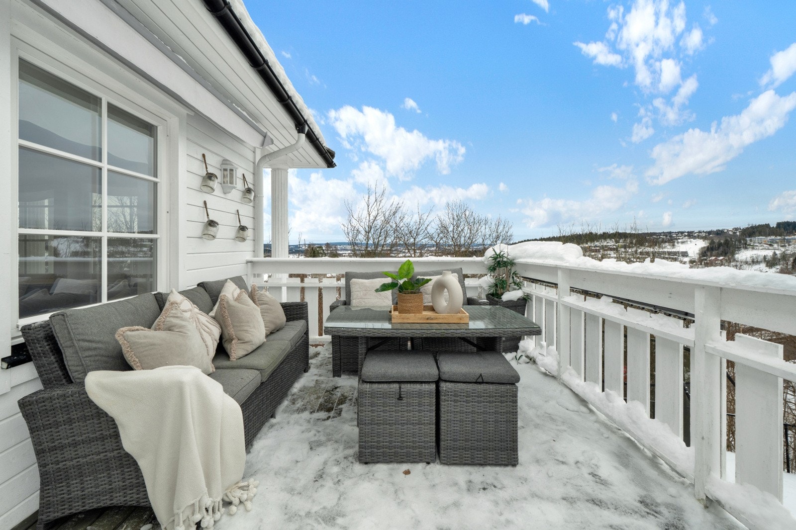 Solrik balkong på 14m² med direkte adkomst fra stuen i 1. etasje. Galleribilde