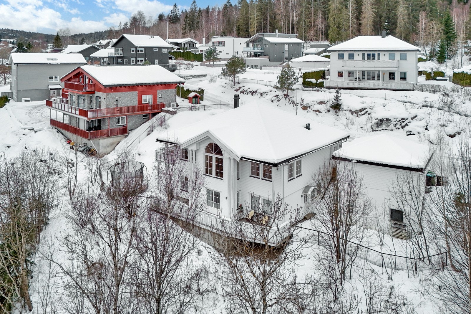 Tomten er drøye ett mål og pent opparbeidet med hage, dobbeltgarasje, markterrasse og et steinbelagt inngangsparti med klassiske søyler. Galleribilde