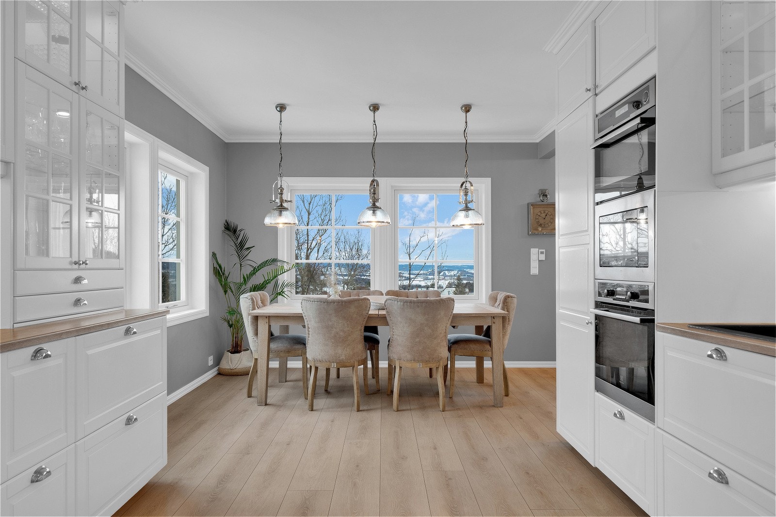 I tilknytning til kjøkkenet er det god plass til spisegruppe med plass til hele familien. Galleribilde