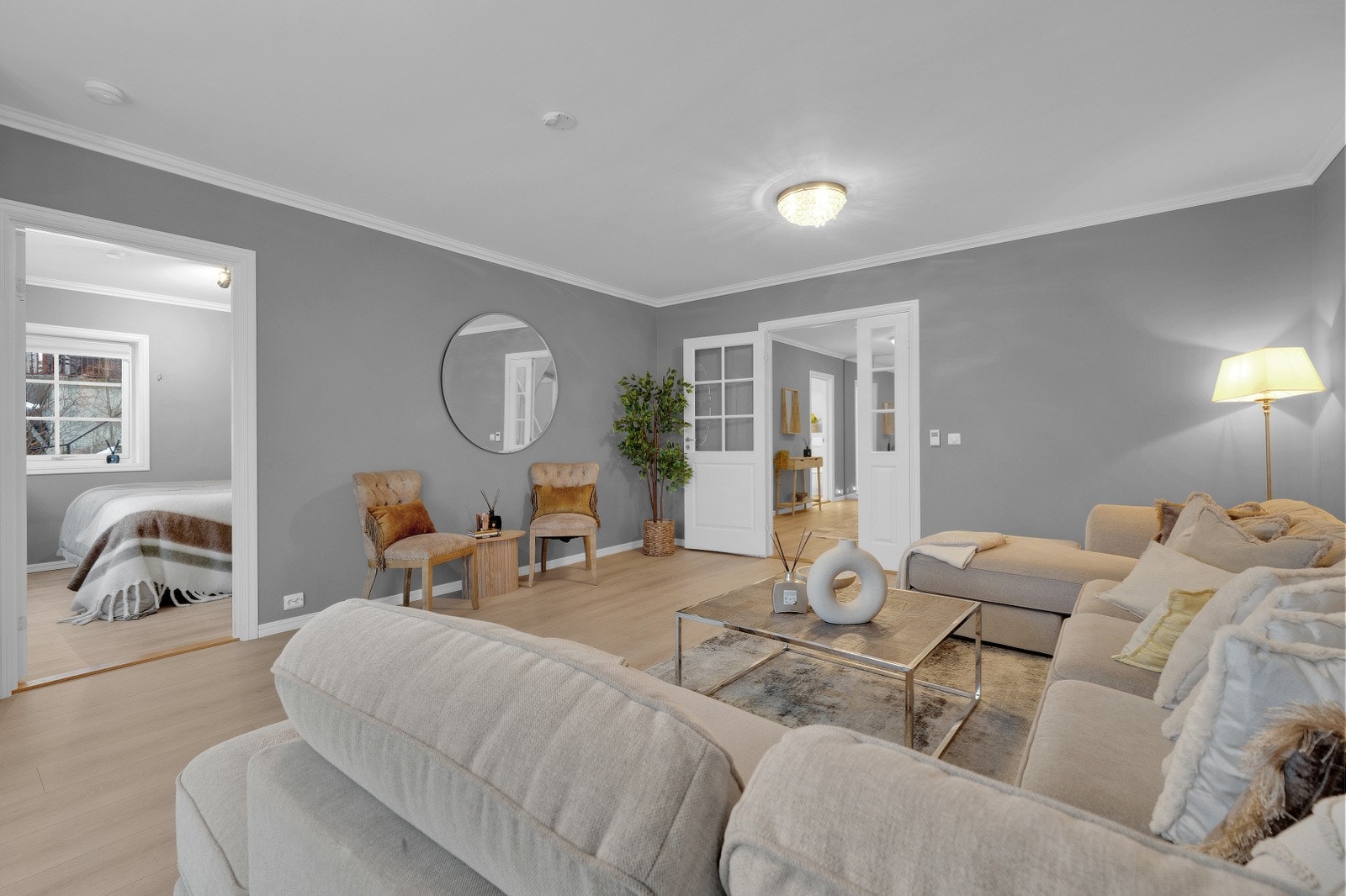 Lyse gulv i kombinasjon med nøytrale fargevalg på vegger og klassiske detaljer gir et tidløst og elegant uttrykk. Galleribilde