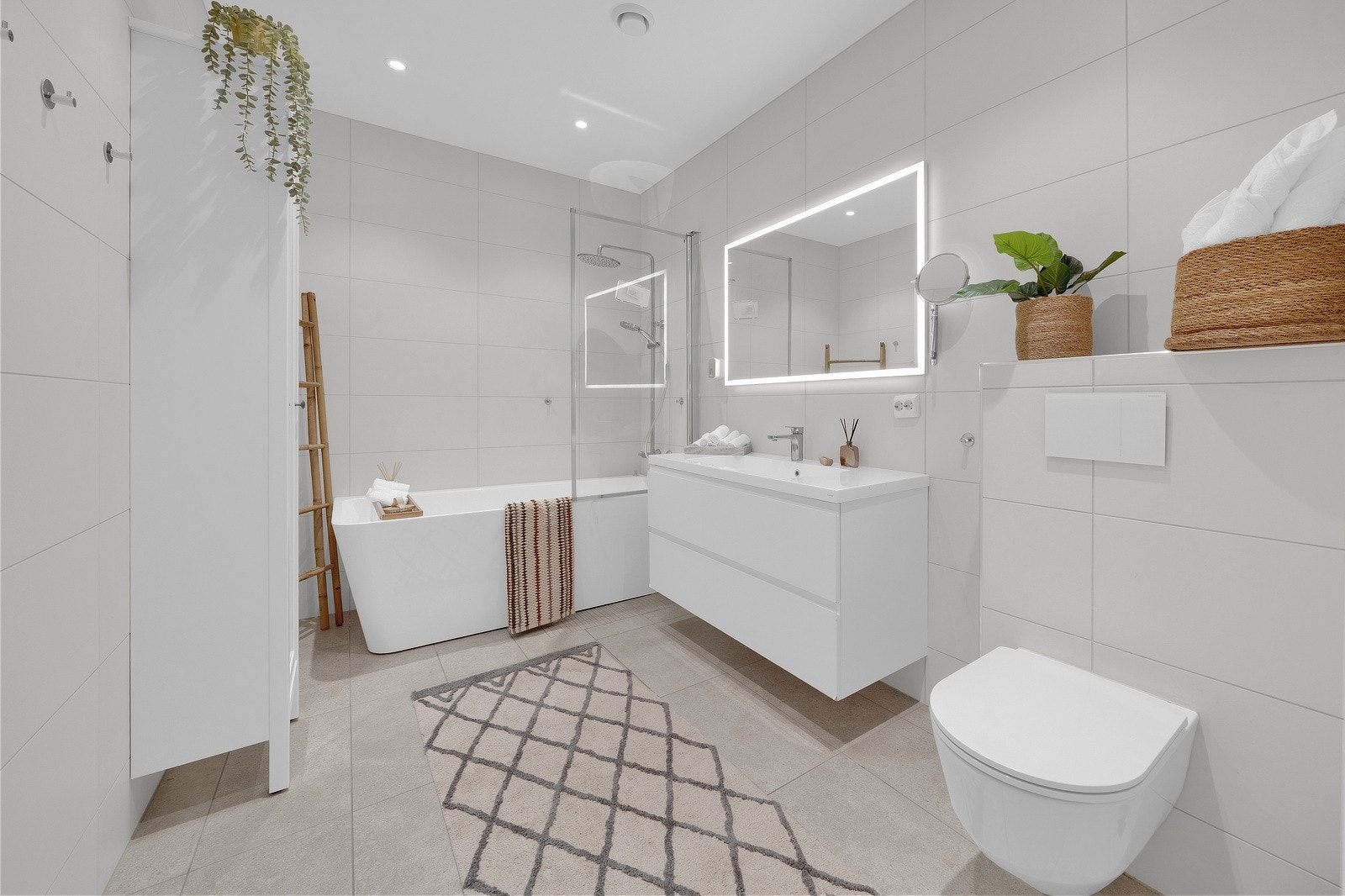 Delikat flislagt bad med støpt gulv og vannbåren varme, samt downlights i himlingen som gir en moderne og lys atmosfære. Galleribilde