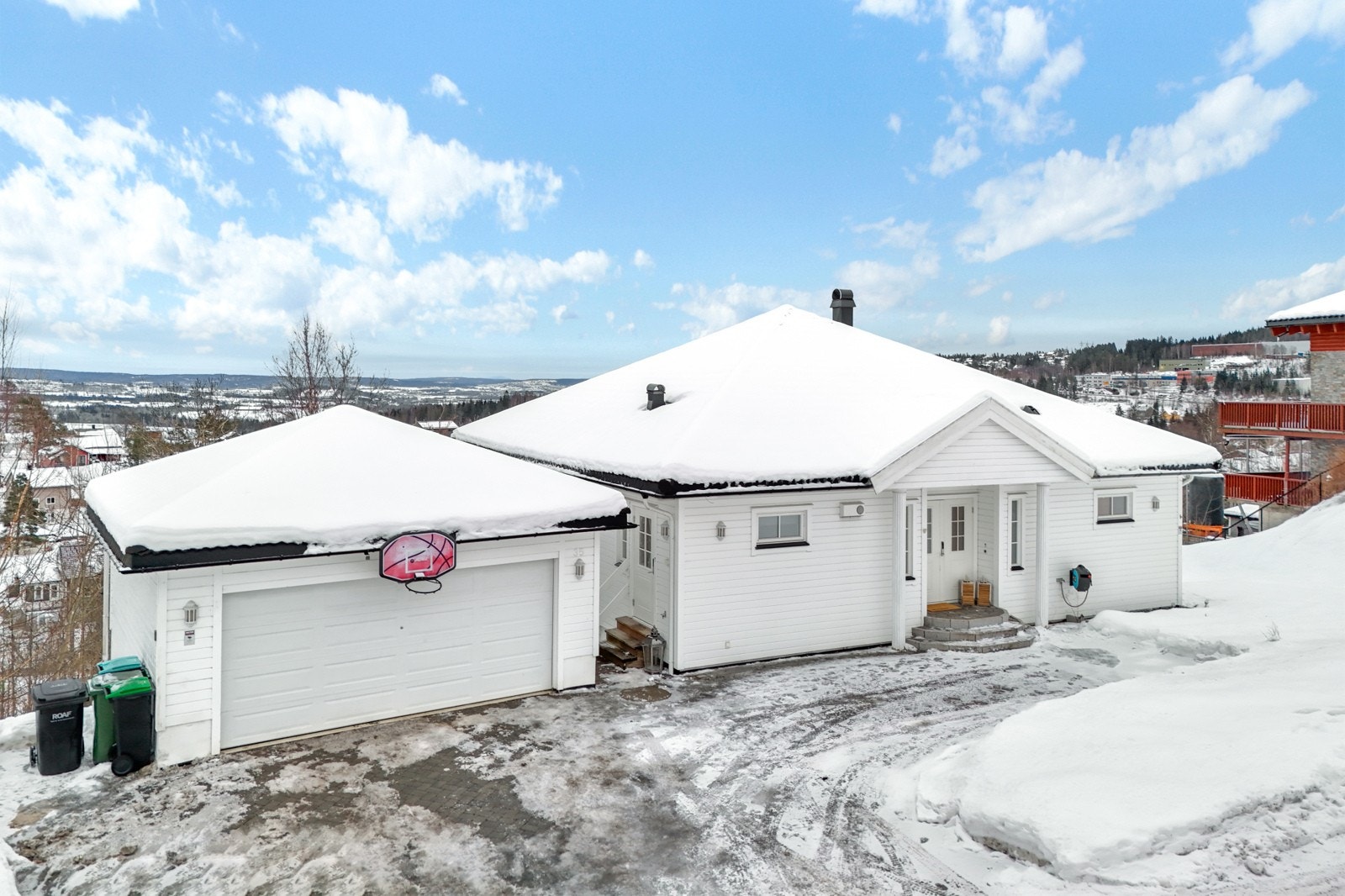 Frittliggende dobbelgarasje på 36 kvm, med bod i underetasje på 32 kvm. Galleribilde