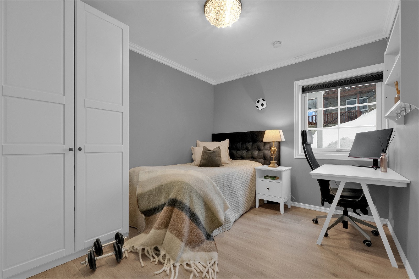 Boligens tredje soverom er også av god størrelse og har plass til seng, kommode og annet ønsket møblement. Galleribilde