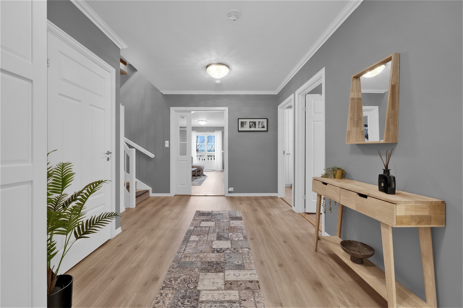 Her finner du både garderobeskap, samt en liten bod under trappen for ytterligere oppbevaringsmuligheter. Galleribilde