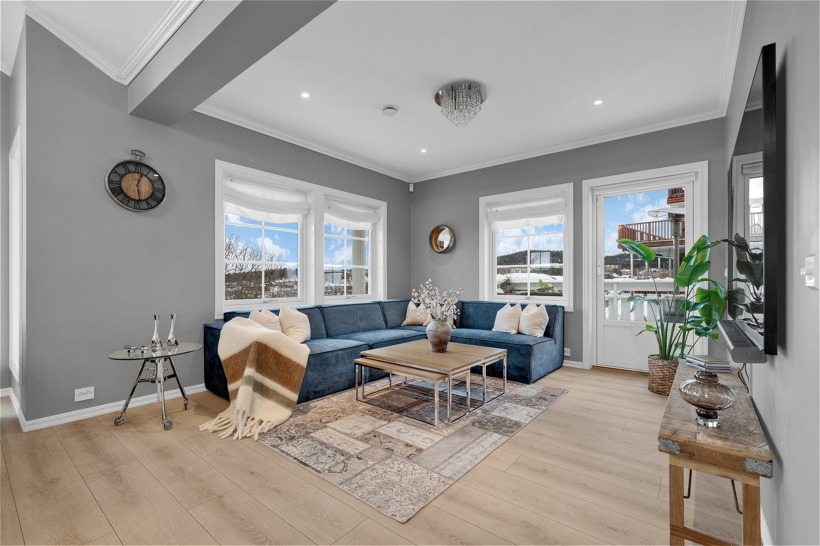 Stuen har en praktisk planløsning som gjør det enkelt å innrede i soner. Galleribilde