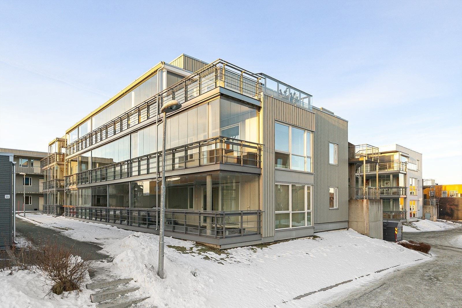 Leiligheten har en egen parkeringsplass i garasjekjeller med opplegg for mulighet for etablering av elbillader. Det er parkeringsplass nummer 29 ifølge nåværende eier. Ytterligere gjesteparkering skjer på felles oppstillingsplass på sameiets tomt. Galleribilde