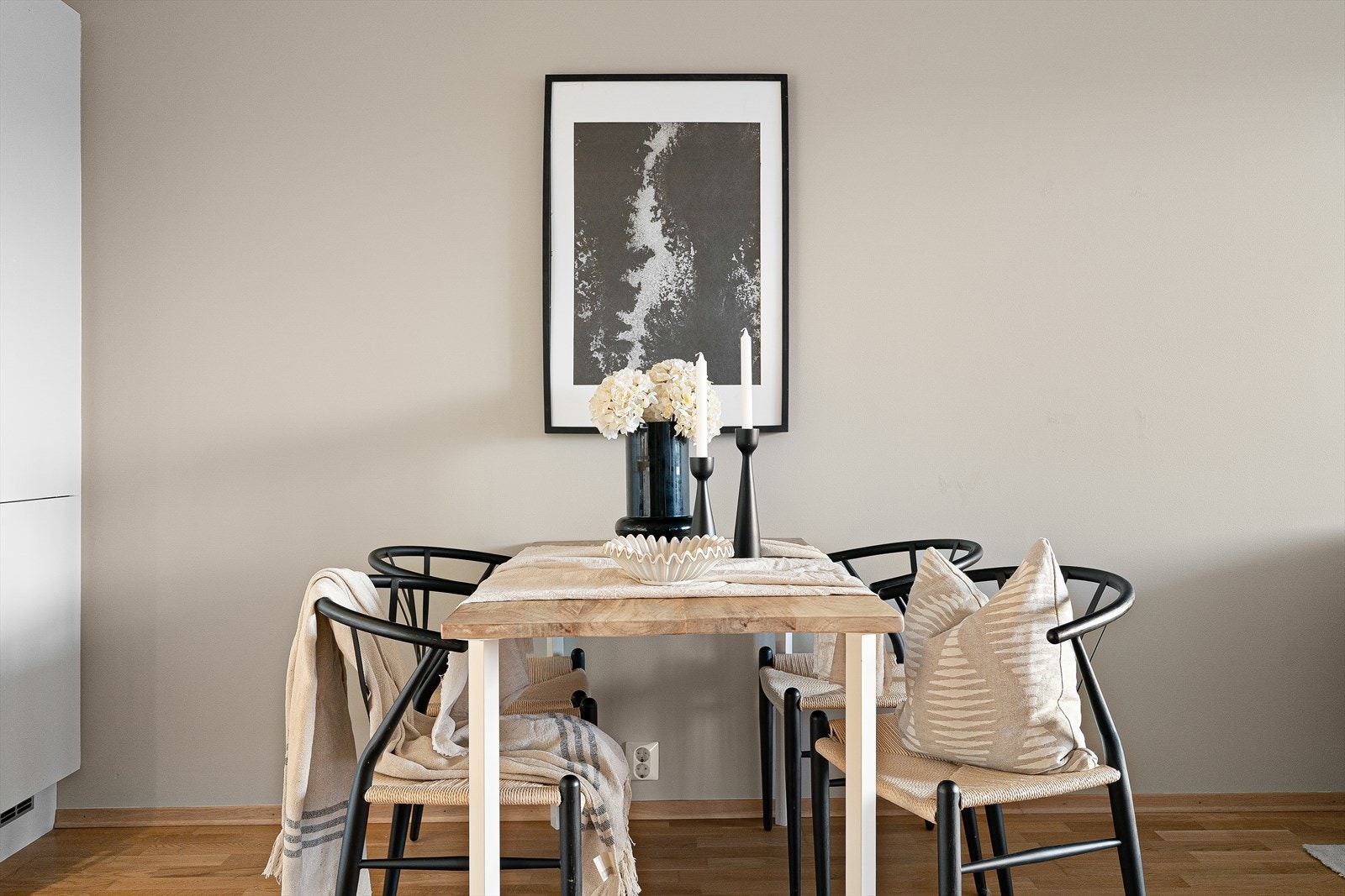 Overflatene er oppmalt i "Hvit bommull", med unntak av kontrastveggen på stue som ble oppmalt i 2025 i "Soothing Beige" fra Jotun. Galleribilde