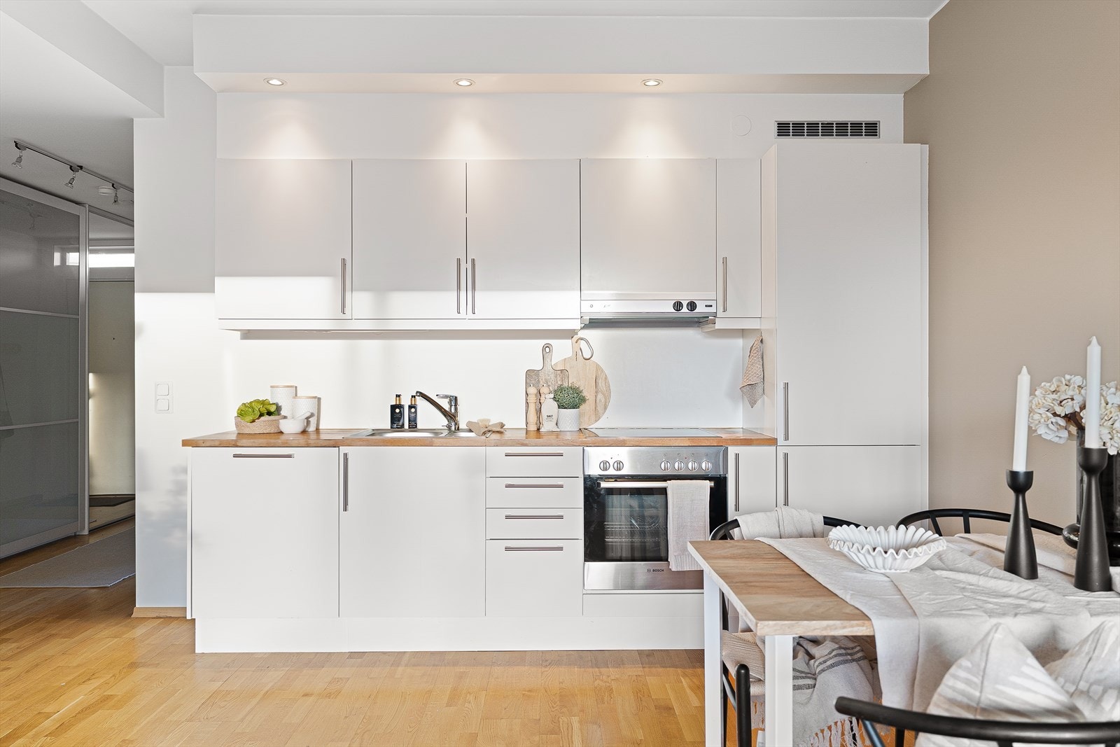 Kjøkkenet er utstyrt med integrert platetopp, stekeovn og kjøleskap, fryser og oppvaskmaskin. Alle hvitevarer på kjøkkenet vil følge handelen. Kjøkken har fått tilstandsgrad 1 i rapport av takstmann. Galleribilde