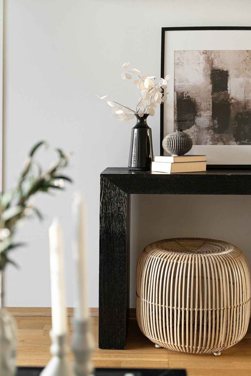 Hele leiligheten oppvarmes gjennom fjernvarme, som er inkludert i de månedlige felleskostnadene. Dette skaper både rimelige og forutsigbare bokostnader hele året rundt. Galleribilde