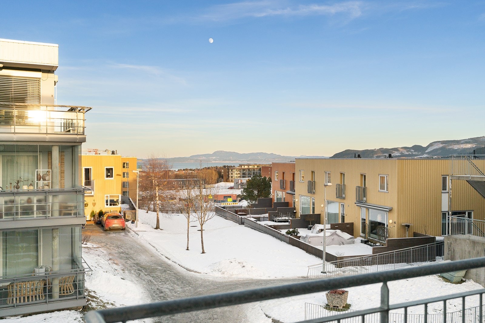 For ytterligere oppbevaring disponerer leiligheten en egen bod på 5 m² i oppvarmet fellesanlegg. Her har man plass til både ski, sykkel og annet utstyr. Galleribilde