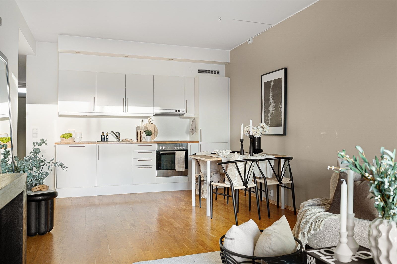 Spisestuen har sin naturlige plass i rommet, og fungerer som et bindeledd mellom stue og kjøkken. Her kan man fint innrede med et langbord eller bord med klaff/ileggsplater slik at det kan gjøres større ved behov. Galleribilde