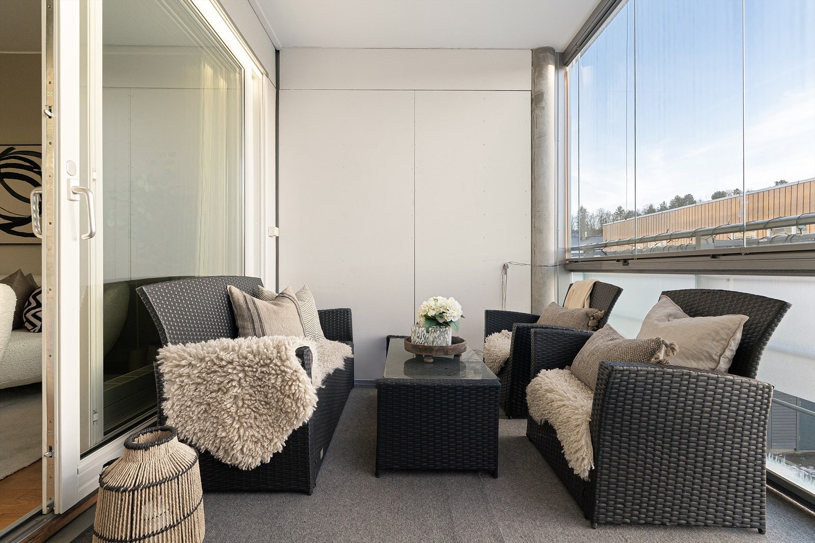 Om sommeren får man sol fra morgen til kveld, så her kan man utnytte varme sommerdager til det fulle. Innglassingen kan åpnes og lukkes etter behov. Galleribilde