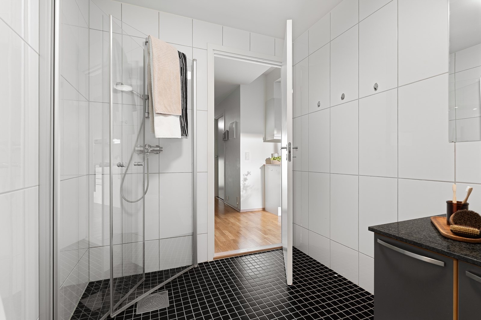 Boligen har energimerking B, markert med lysegrønn farge, som indikerer god energieffektivitet. Dette bidrar til lavere energikostnader og et behagelig inneklima. Galleribilde