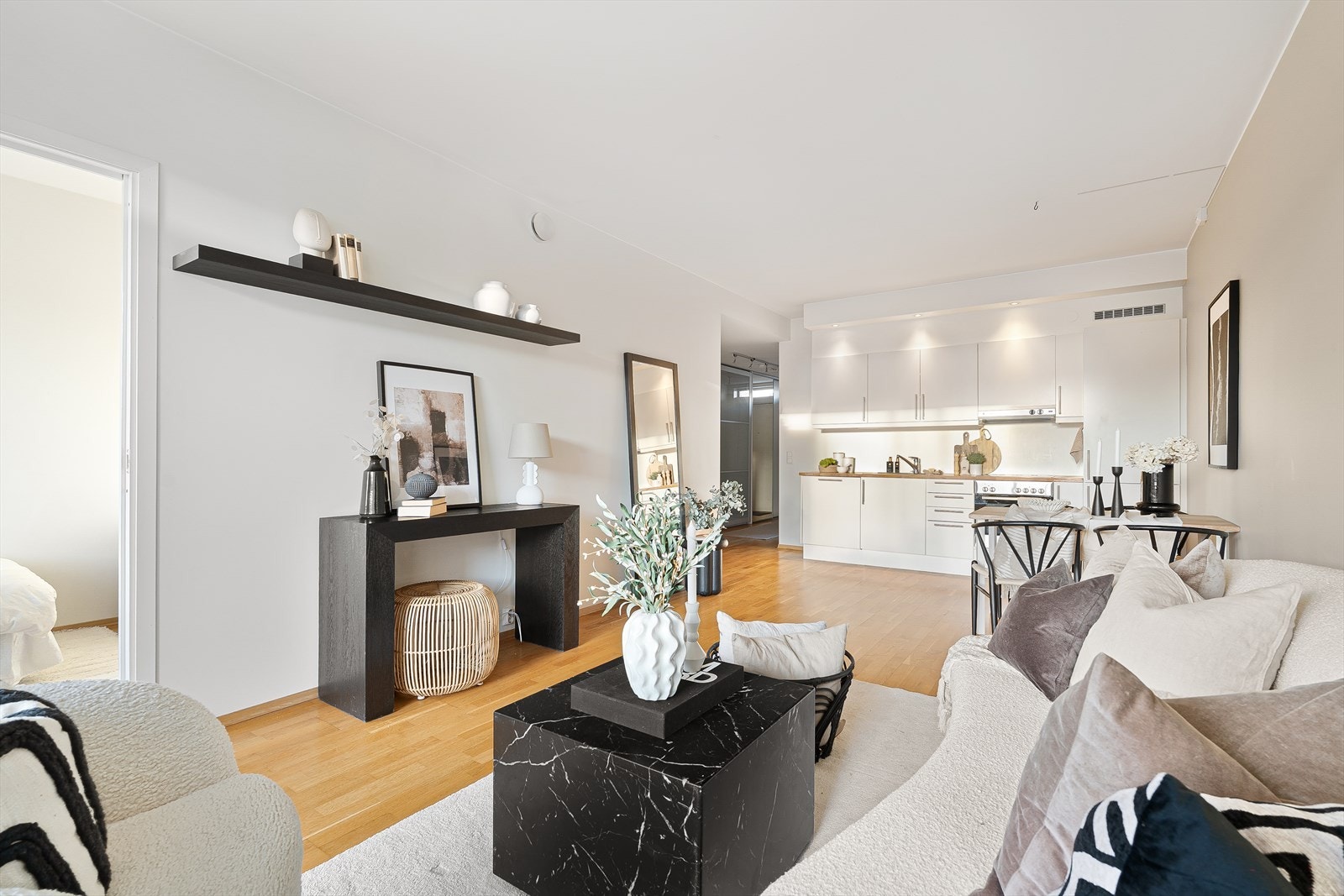 Hjemmets samlingspunkt består av stue og kjøkken i en åpen løsning på hele 23 m². Leiligheten har en behagelig takhøyde, store vindusflater og behagelige fargetoner som kan sees i alle rom. Galleribilde