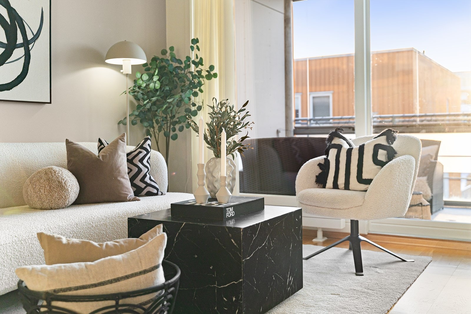 Selger opplyser om et rolig og hyggelig nabolag med lite støy fra omgivelsene rundt. En hyggelig og trivelig boplass. Galleribilde