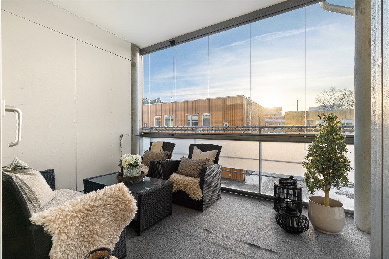 Balkongen er utstyrt med stikkontakt, noe som gir gode muligheter for etablering av varmelampe. Dette gjør det enkelt å forlenge utesesongen, og utnytte uteplassen på vinterstid også. Galleribilde