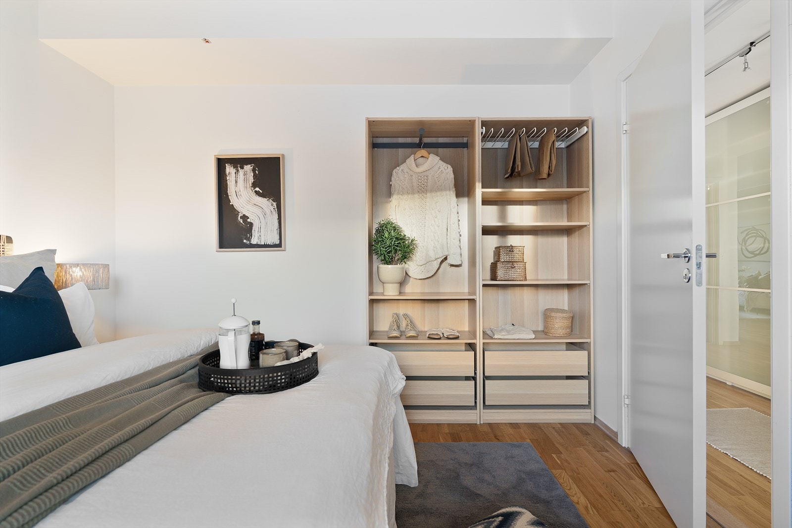 På hovedsoverommet har man et gunstig garderobeskap som selvsagt følger handelen til ny eier. Praktisk og lettvint. Galleribilde