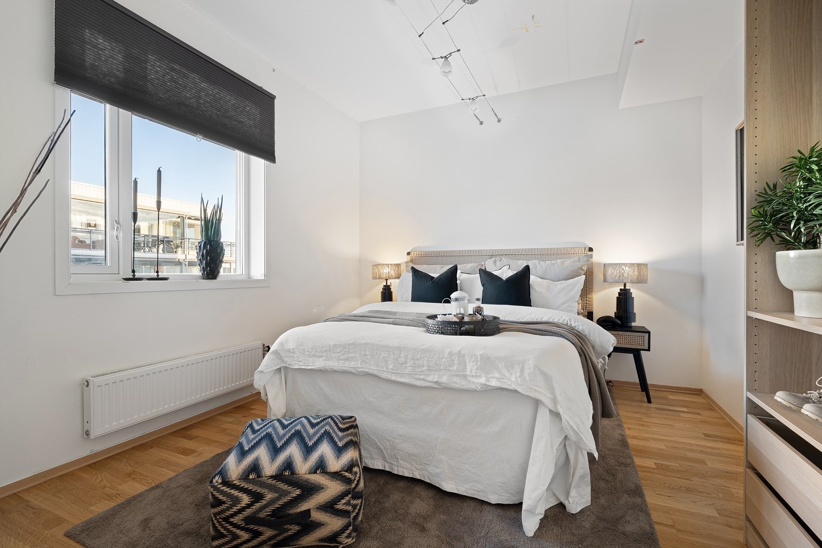 Leiligheten har to delikate soverom på hhv. 11 og 7 m². Hovedsoverommet har en praktisk løsning og kan enkelt møbleres med dobbeltseng, og nattbord på hver side. Her er det også montert en radiator som man fint regulerer temperaturen på selv. Galleribilde