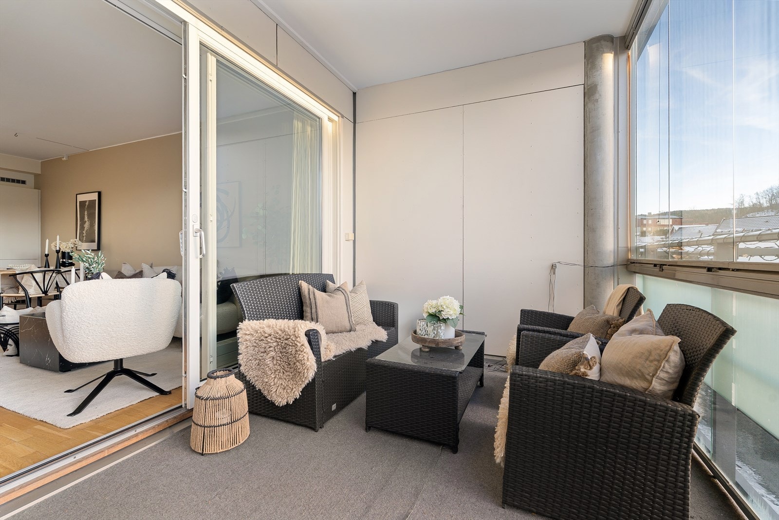 Fra stuen er det utgang til en egen innglasset balkong på 10 m² som enkelt fungerer som en forlengelse av oppholdsrommet på sommerstid. Galleribilde