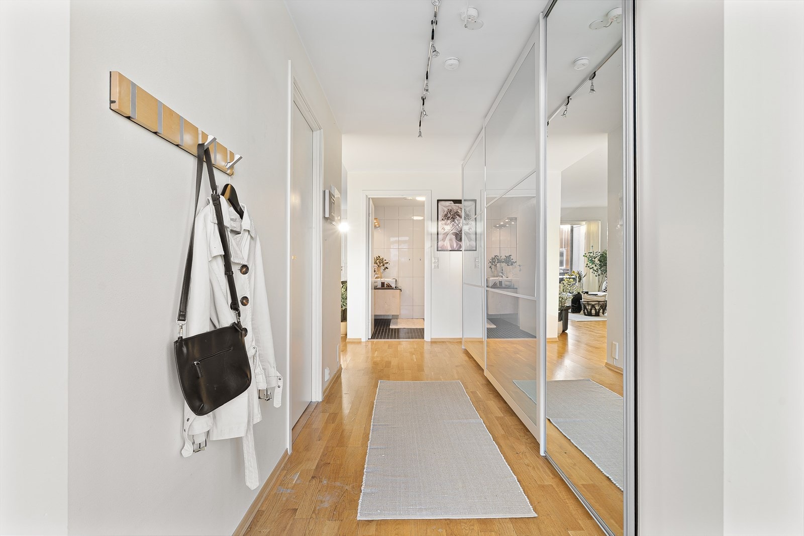 Her kommer man inn til en innbydende entré som utgjør hjemmets førsteinntrykk. Inngangspartiet er i dag innredet med et praktisk garderobeskap for oppbevaring av yttertøy og sko. Galleribilde