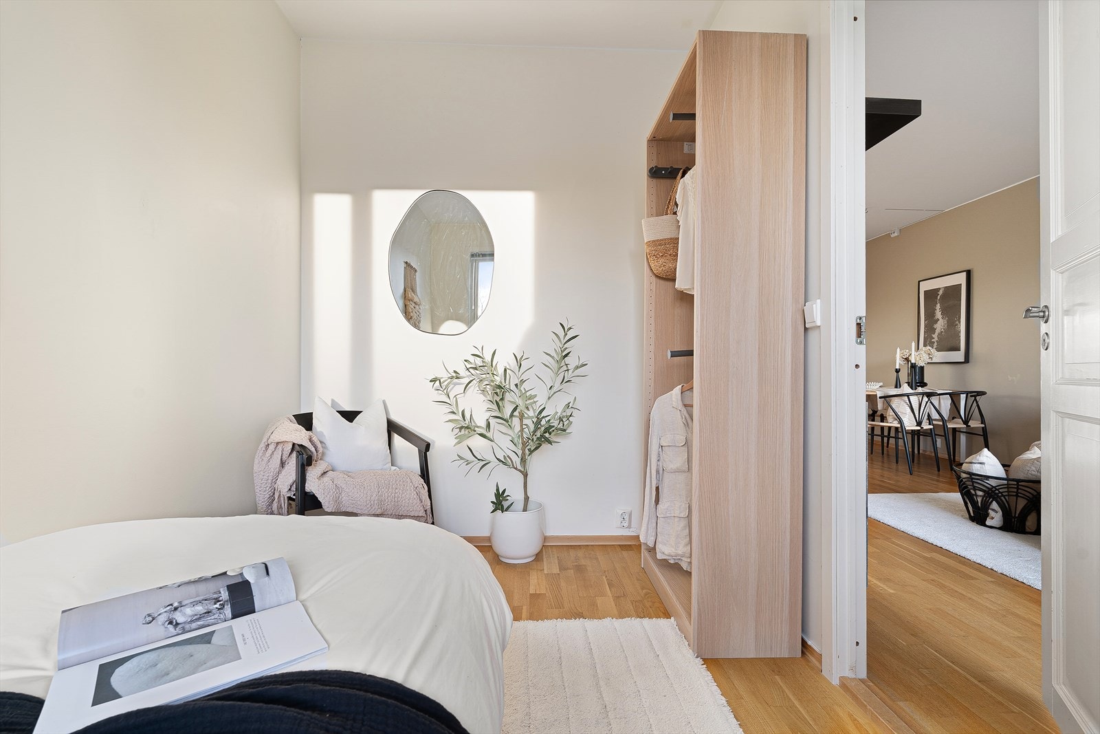 Begge soverommene er lyse og luftige, med godt lysinnslipp av naturlig dagslys som gir en behagelig romfølelse. Også dette garderobeskapet følger handelen til neste eier. Galleribilde