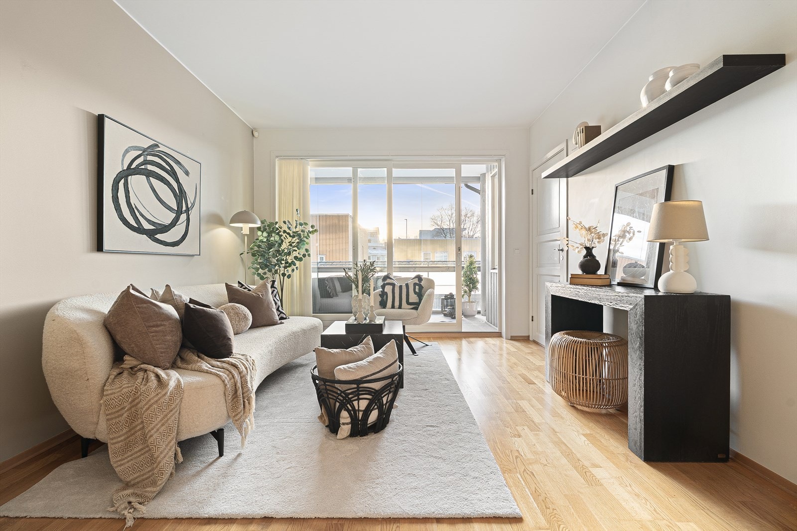 Boligen fremstår som svært godt vedlikeholdt, med tilstandsgrad 1 på de fleste punkter i takstrapporten. Dette gir en trygg og forutsigbar kjøpsopplevelse. Galleribilde