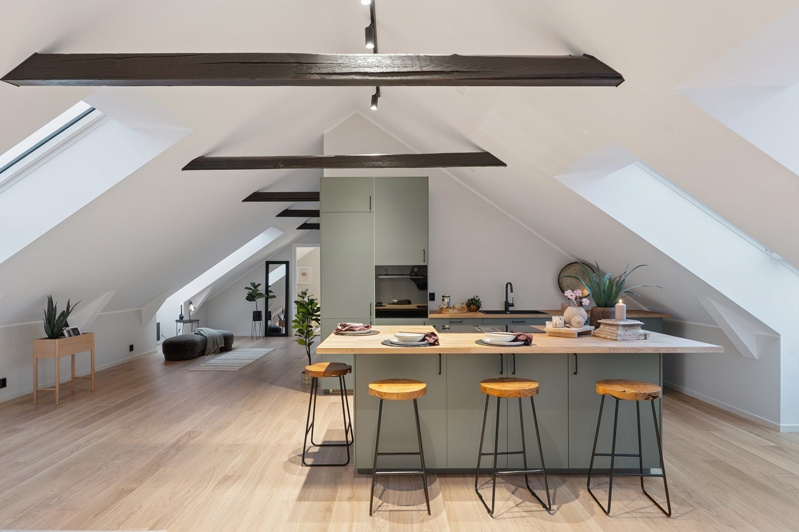 Et godt utnyttet kjøkken hvor man får god lagringsplass i skap og skuffer, samt svært gode arbeidsflater på en stor kjøkkenøy som også fungerer som romdeler. Kjøkkenøyen har god plass til barstoler og inviterer til sosial matlagning. Galleribilde