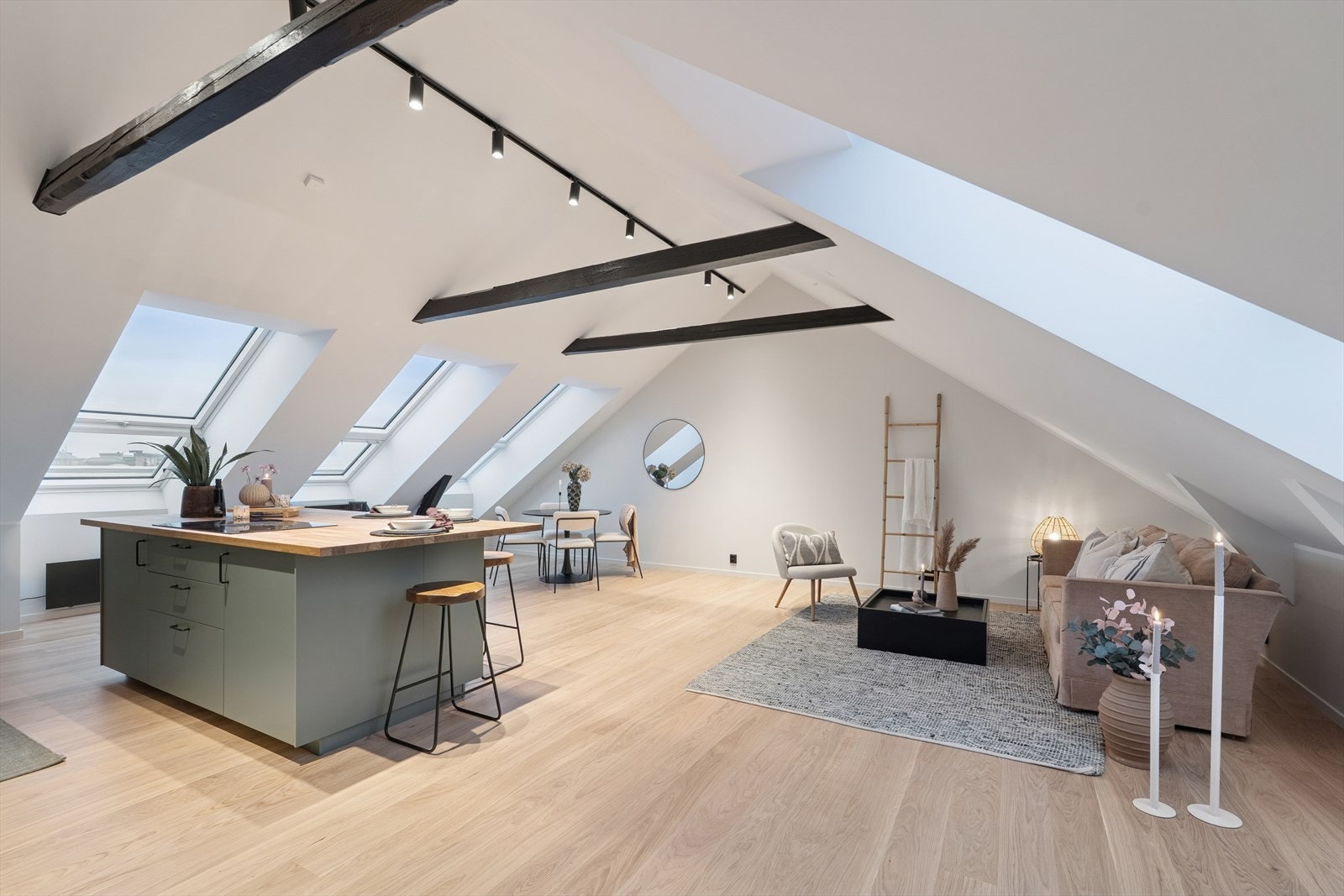 DNB Eiendom V/Rune Holmefjord Jakobsen har gleden av å presentere Håkons gate 1A - En lekker og nyinnredet loftsleilighet med sentral beliggenhet i Larvik. Galleribilde