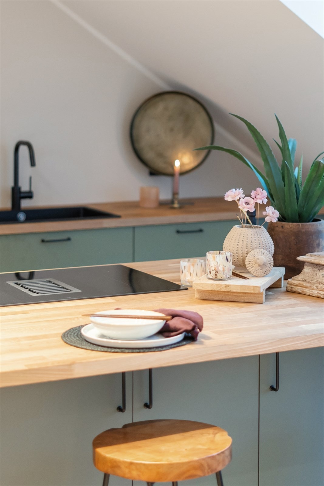 Kjøkkenet er ellers utstyrt med topp moderne hvitevarer som eksempelvis induksjonstopp med integrert ventilator. Galleribilde